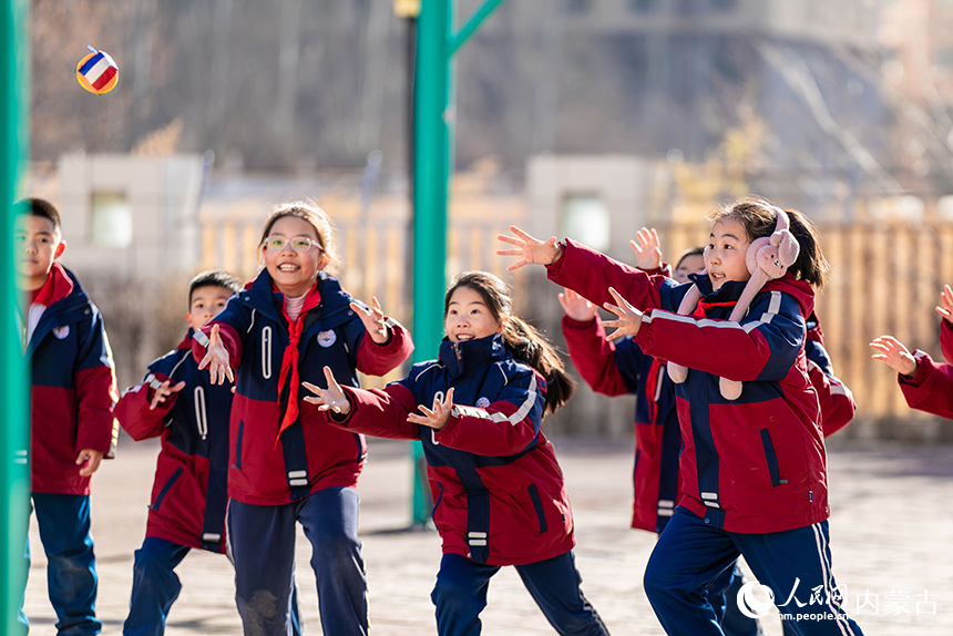內蒙古呼和浩特市玉泉區石東路小學的學生在操場上玩打沙包。丁根厚攝