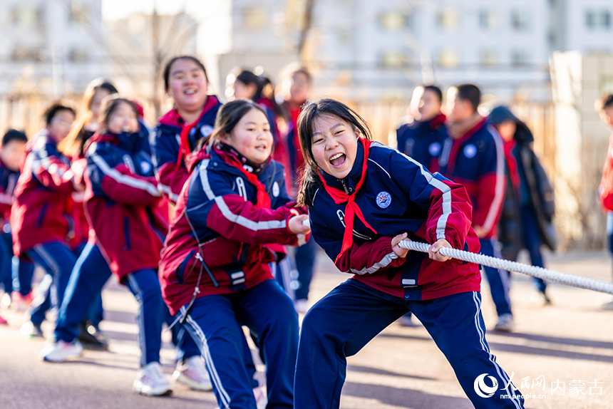 內(nèi)蒙古呼和浩特市玉泉區(qū)石東路小學(xué)的學(xué)生在操場(chǎng)上進(jìn)行拔河比賽。丁根厚攝