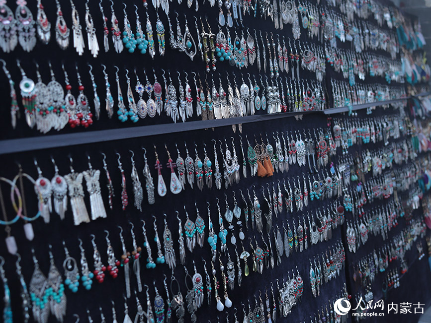 塞上老街里的特色店鋪。實(shí)習(xí)生 牛佳攝