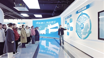 內蒙古總工會組織求職者走進企業探崗。