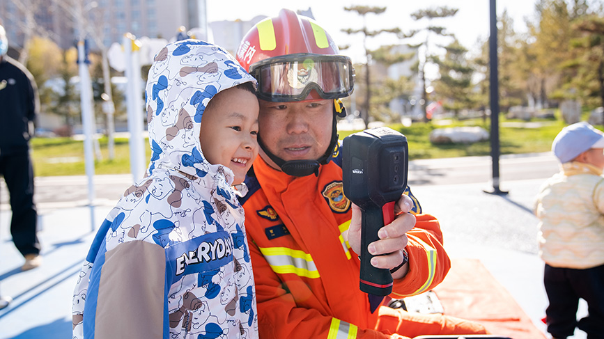 戶外消防課堂引發孩子好奇心