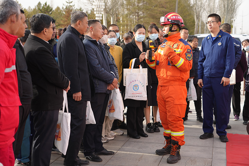 為群眾講解消防器材