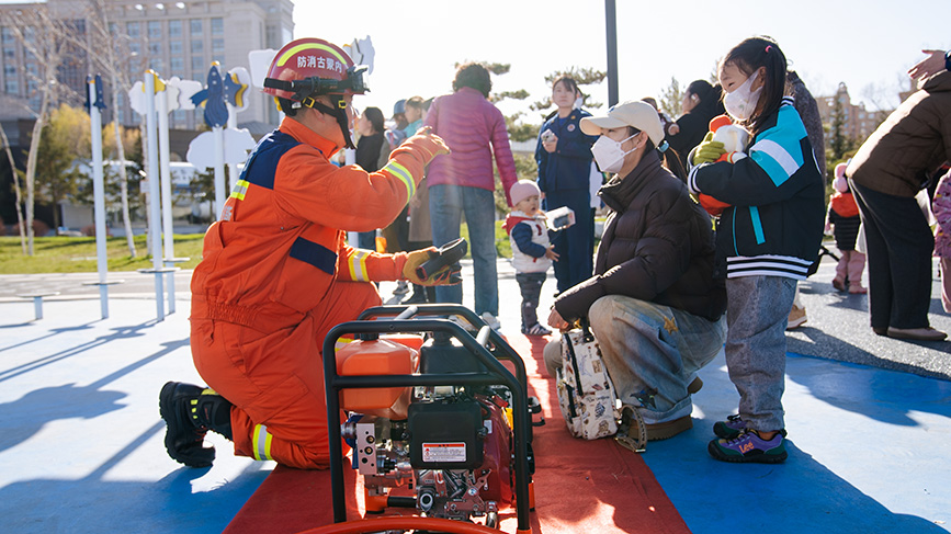 消防員為市民講解器材作用