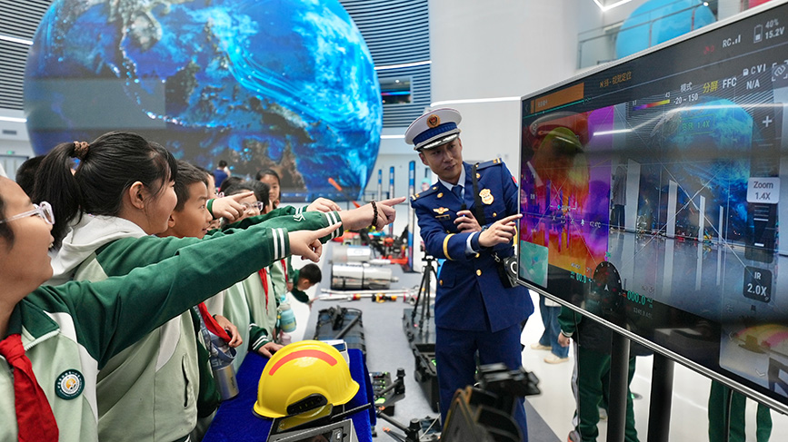 學生現(xiàn)場感受消防救援工作的科技含量