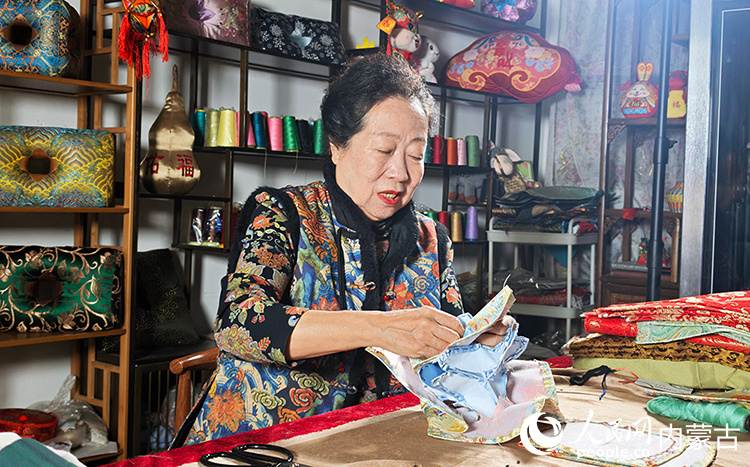 六合枕制作技藝傳承人溫永華縫制六合枕。人民網(wǎng)記者 張雪冬攝