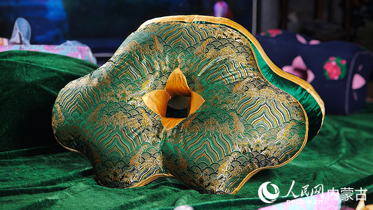 通過六合枕制作技藝制作出的靠枕。人民網(wǎng)記者 張雪冬攝