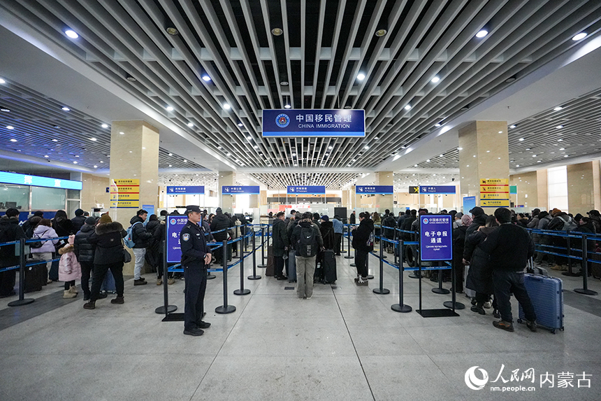 二連浩特公路口岸聯檢大廳內一片繁忙景象。楊金燁攝