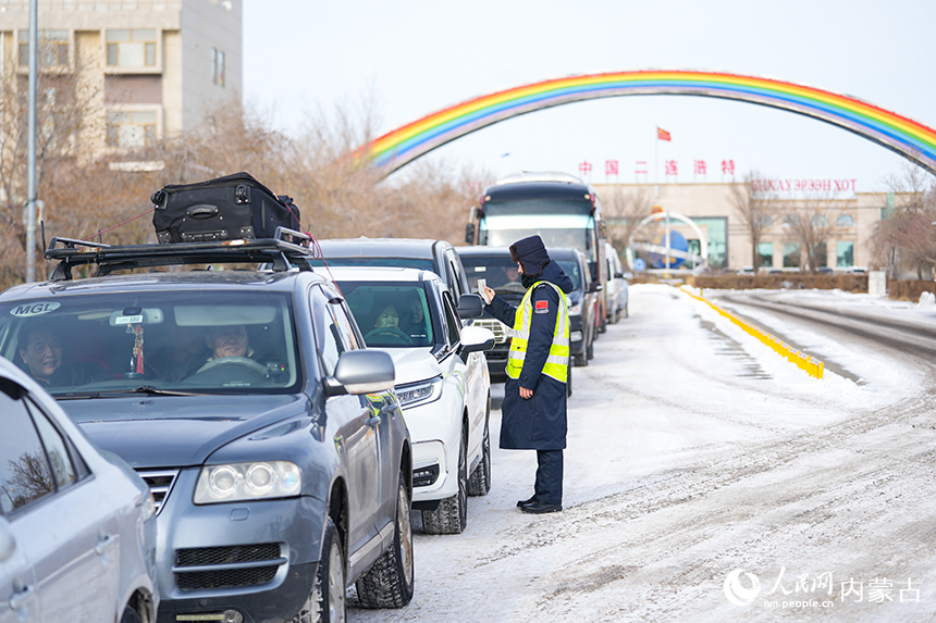 內蒙古出入境邊防檢查總站二連出入境邊防檢查站移民管理警察正在查驗入境旅客證件。楊金燁攝