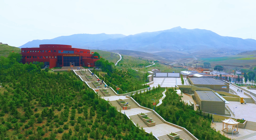 坐落于青山之間的大青山抗日根據地展館。