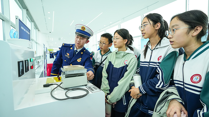 為學生講解消防科學實驗方法