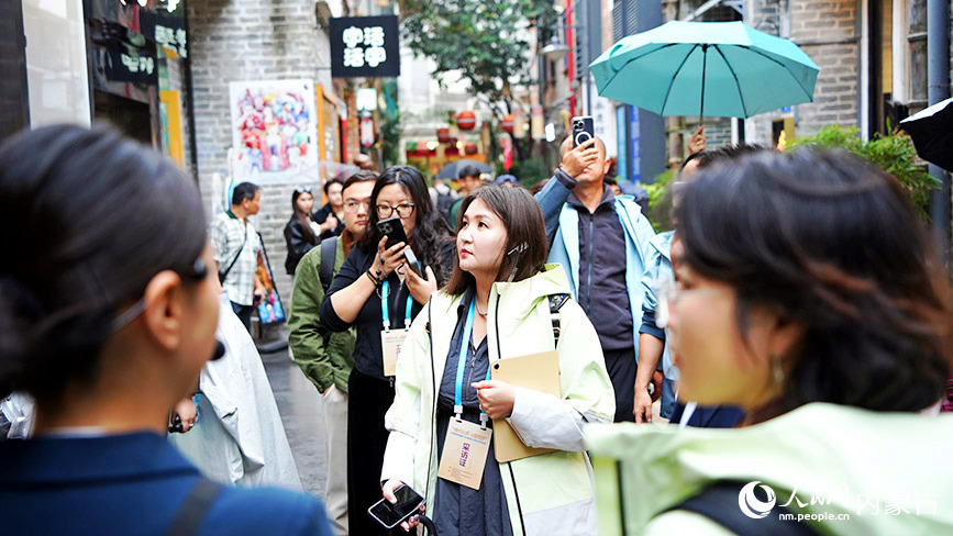 中蒙網絡媒體廣東內蒙古行聯合采訪團在廣州永慶坊采訪報道。人民網記者 張力洋攝