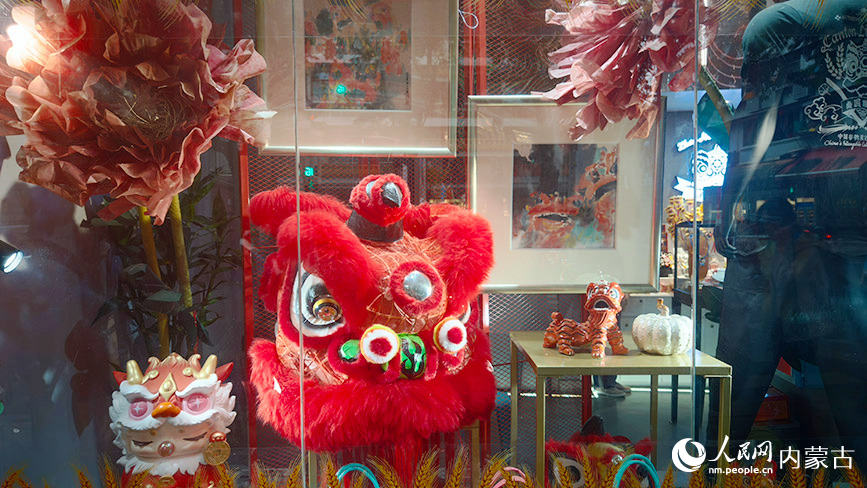 中蒙網絡媒體廣東內蒙古行聯合采訪團在廣州永慶坊采訪報道。圖為非物質文化遺產區展示品。人民網記者 張力洋攝