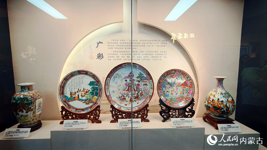 中蒙網(wǎng)絡(luò)媒體廣東內(nèi)蒙古行聯(lián)合采訪團(tuán)在廣州永慶坊采訪報(bào)道。圖為非物質(zhì)文化遺產(chǎn)區(qū)展示品。人民網(wǎng)記者 張力洋攝