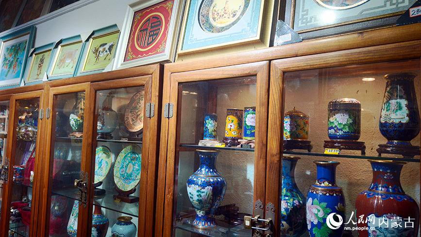 中蒙網絡媒體廣東內蒙古行聯合采訪團在廣州永慶坊采訪報道。圖為非物質文化遺產區展示品。人民網記者 張力洋攝