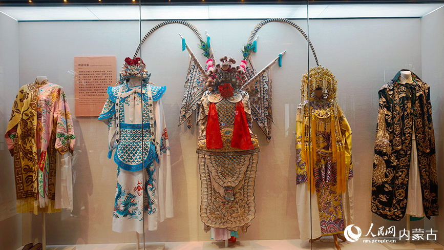 中蒙網(wǎng)絡(luò)媒體廣東內(nèi)蒙古行聯(lián)合采訪團在廣州永慶坊采訪報道。圖為非物質(zhì)文化遺產(chǎn)區(qū)展示品。人民網(wǎng)記者 張力洋攝