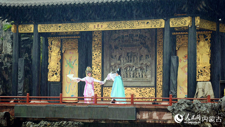 中蒙網(wǎng)絡(luò)媒體廣東內(nèi)蒙古行聯(lián)合采訪團在廣州永慶坊采訪報道，粵劇演員現(xiàn)場表演了傳統(tǒng)粵劇。人民網(wǎng)記者 張力洋攝