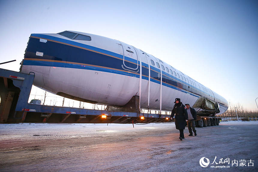 二連出入境邊防檢查站執勤民警對拉載飛機的貨運車輛進行邊防檢查。郭鵬杰攝