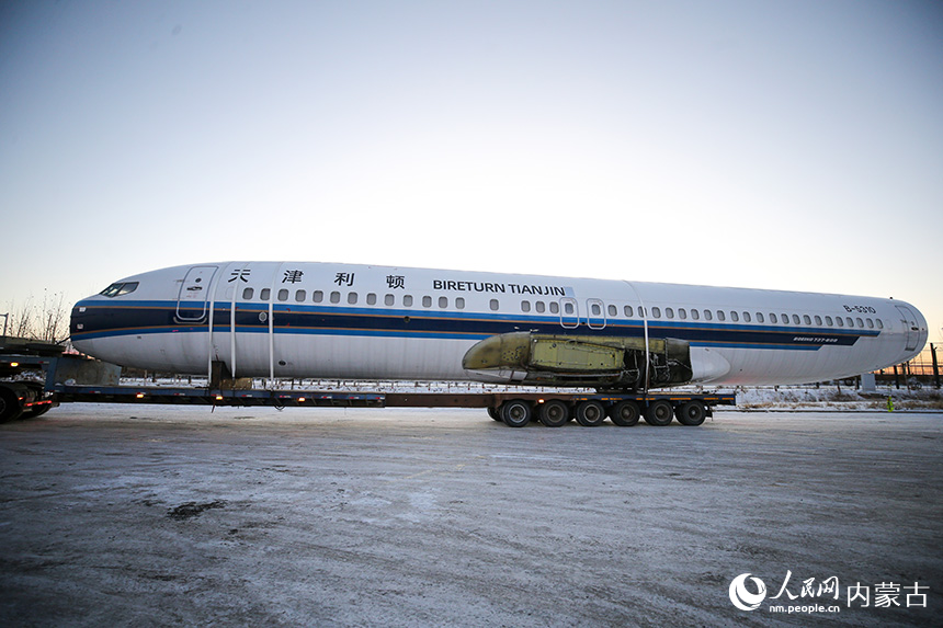 拉載飛機的貨運車輛從二連浩特公路口岸入境。郭鵬杰攝