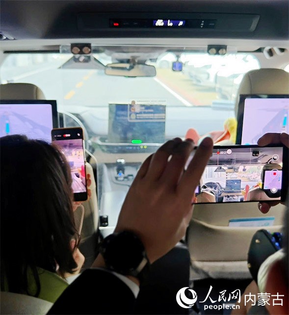 記者在自動駕駛車進行智能試駕體驗。人民網記者 張力洋攝