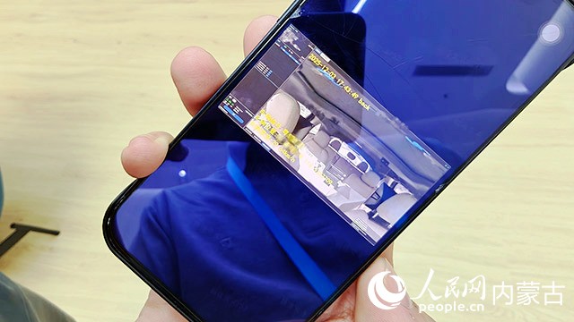 后臺系統查看當前時段的車內監控畫面（在無乘客狀態或完全保護乘坐人隱私狀態下）。人民網記者 張力洋攝