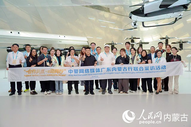 采訪團合影。