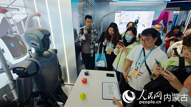 在優(yōu)必選科技公司,智能機器人演示不同場景下的創(chuàng)新應(yīng)用。人民網(wǎng)記者 張力洋攝
