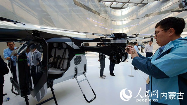 記者駐足記錄新能源飛行載具。人民網記者 張力洋攝