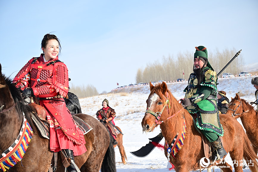 “內蒙古冰雪英雄會牙克石冰雪會英雄”汽車——冰雪極限運動首發儀式現場，“古今英雄”齊匯。人民網記者 寇雅楠攝