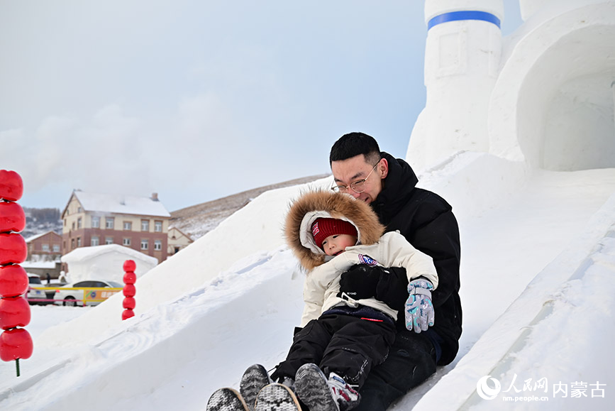 市民在雪雕滑梯歡樂暢玩。人民網記者 寇雅楠攝