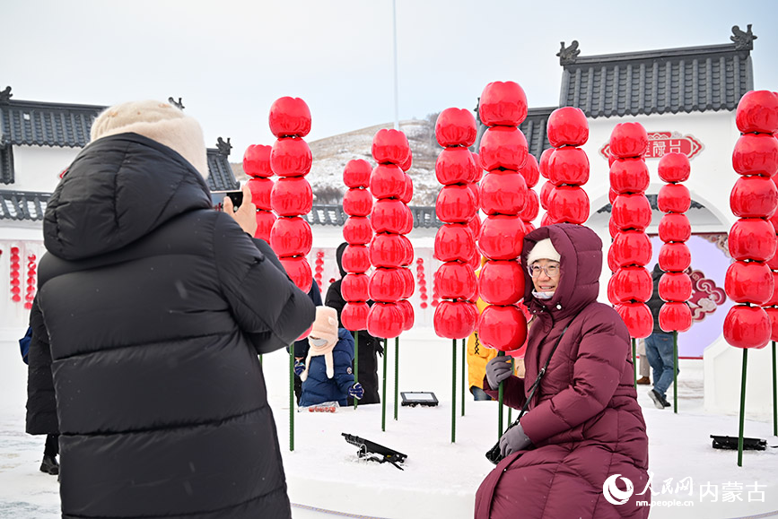 游客“打卡”“冰糖福祿”小鎮(zhèn)。人民網(wǎng)記者 寇雅楠攝