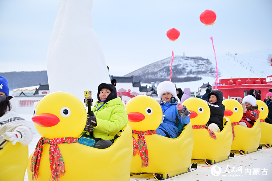 游客體驗鴨子小火車。人民網記者 寇雅楠攝