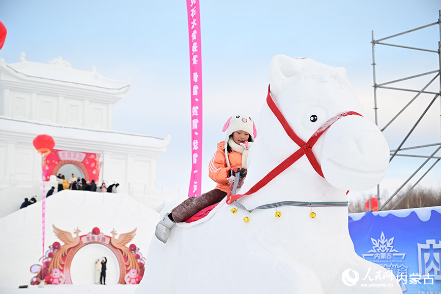 游客小朋友騎雪雕馬。人民網(wǎng)記者 寇雅楠攝