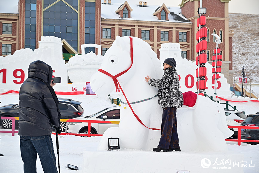游客與雪雕合影。人民網(wǎng)記者 寇雅楠攝
