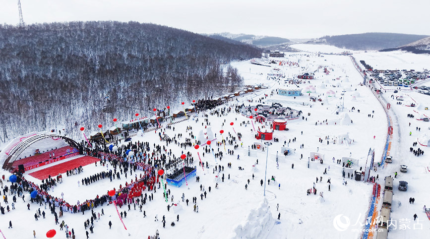 內蒙古冰雪英雄會呼倫貝爾市第七屆冰雪日暨牙克石鳳凰山冰糖葫蘆冰雪藝術季系列活動在牙克石啟幕。主辦單位供圖