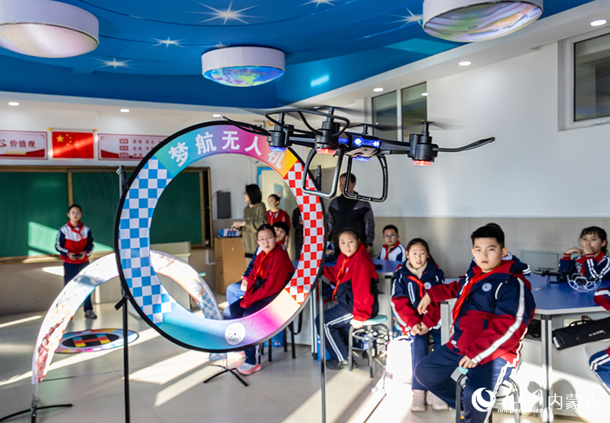 呼和浩特市玉泉區石東路小學無人機社團的學生在進行無人機障礙穿越科目訓練。丁根厚攝