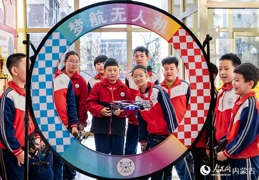 呼和浩特市玉泉區(qū)石東路小學(xué)無(wú)人機(jī)社團(tuán)的學(xué)生在進(jìn)行無(wú)人機(jī)障礙穿越科目訓(xùn)練。丁根厚攝