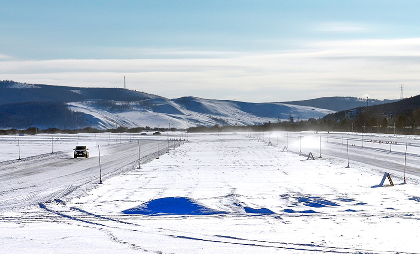 在呼倫貝爾市牙克石市一家寒地試車基地,新能源汽車進(jìn)行低溫環(huán)境車輛性能檢測。王正攝