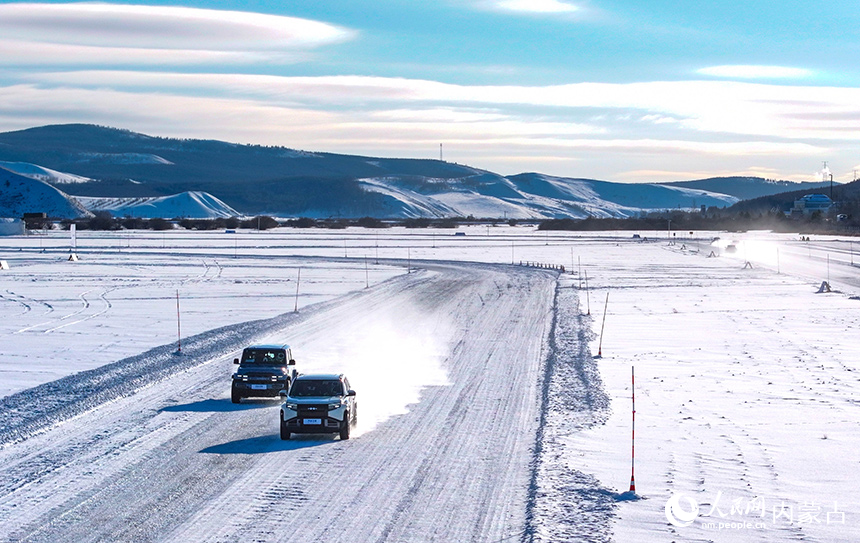 在呼倫貝爾市牙克石市一家寒地試車基地,新能源汽車進行低溫環(huán)境車輛性能檢測。王正攝