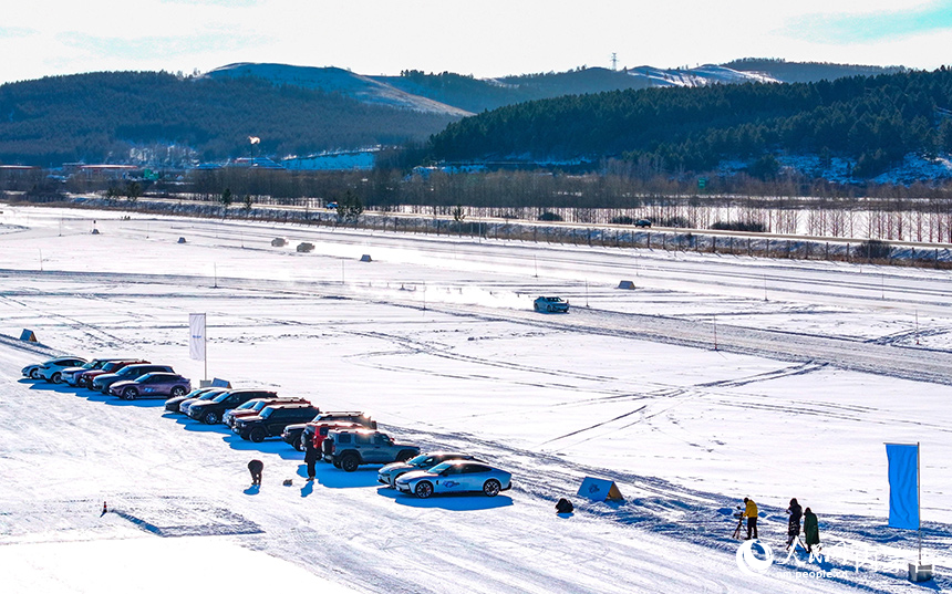 在呼倫貝爾市牙克石市一家寒地試車基地,工作人員進行新能源汽車低溫環境車輛性能檢測作業。王正攝