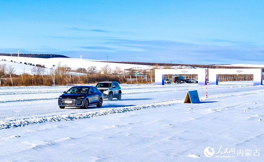 在呼倫貝爾市牙克石市一家寒地試車基地,新能源汽車進(jìn)行低溫環(huán)境車輛性能檢測。王正攝