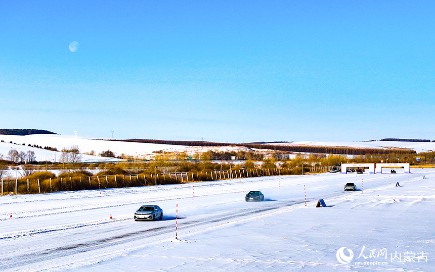 在呼倫貝爾市牙克石市一家寒地試車基地,新能源汽車進(jìn)行低溫環(huán)境車輛性能檢測(cè)。王正攝