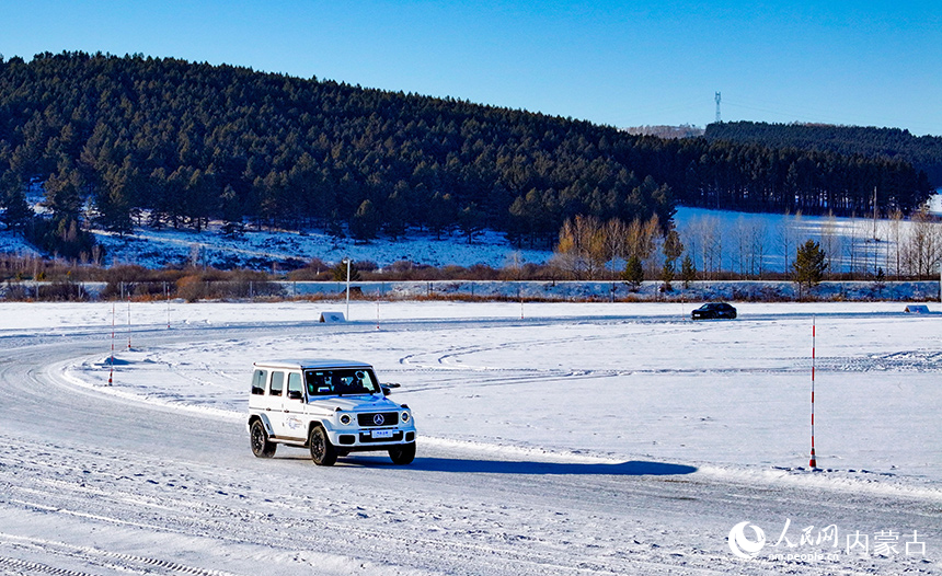 在呼倫貝爾市牙克石市一家寒地試車基地,新能源汽車進行低溫環(huán)境車輛性能檢測。王正攝