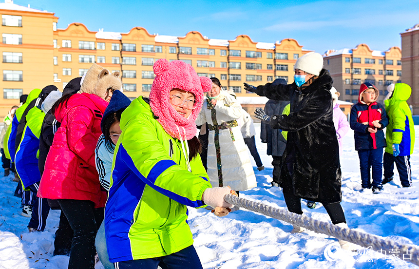 牙克石市第二小學學生在大課間參加雪地拔河比賽。王正攝
