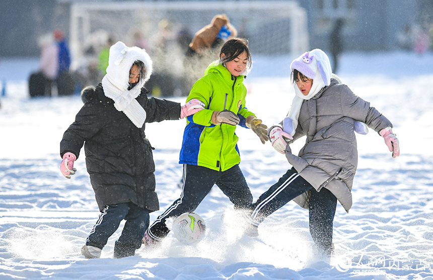 牙克石市第二小學(xué)學(xué)生在大課間參加雪地足球活動。王正攝
