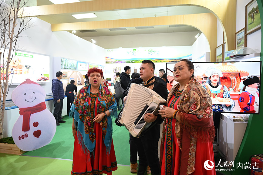 額爾古納展區(qū)外，俄羅斯族工作人員正在表演。人民網(wǎng)記者 劉藝琳攝