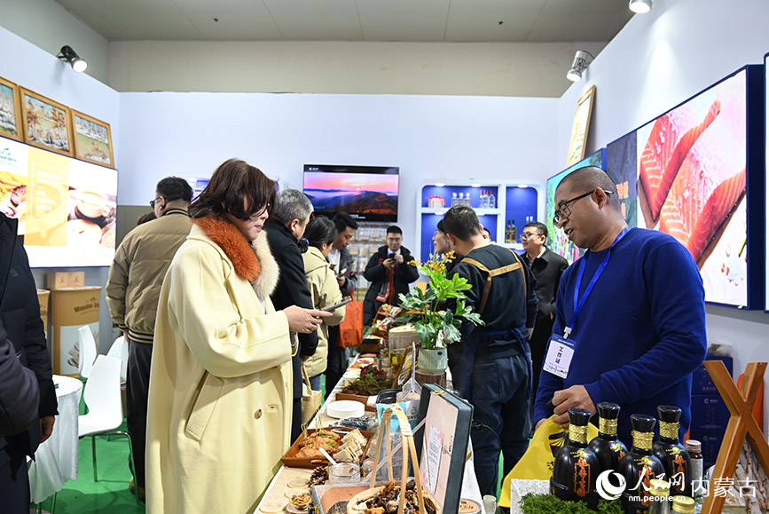 根河展區內，游客正在購買特產。人民網記者 劉藝琳攝