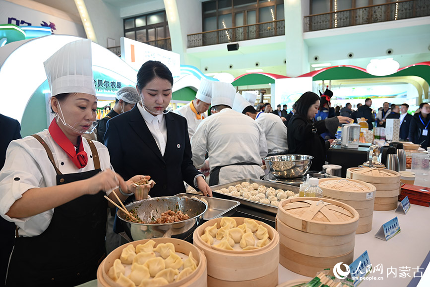 呼倫貝爾好物展現(xiàn)場。人民網(wǎng)記者 劉藝琳攝