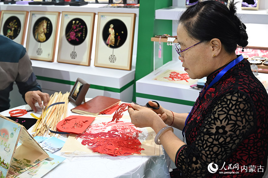 呼倫貝爾好物展現場展示非遺技藝。人民網記者 劉藝琳攝