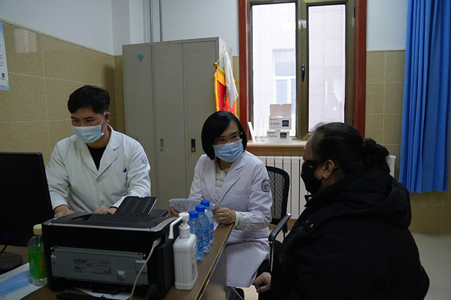 （↑霍林郭勒市人民醫(yī)院內，來自北京市第六醫(yī)院心內科醫(yī)生寧新惠正在為患者診療。段曉宇攝