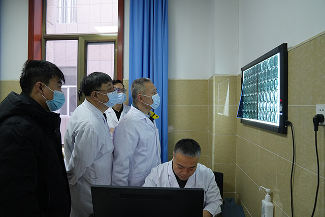 （↑霍林郭勒市人民醫(yī)院內(nèi)，來自北京大學第三醫(yī)院的骨科醫(yī)生劉延青正在看患者腰椎核磁。段曉宇攝